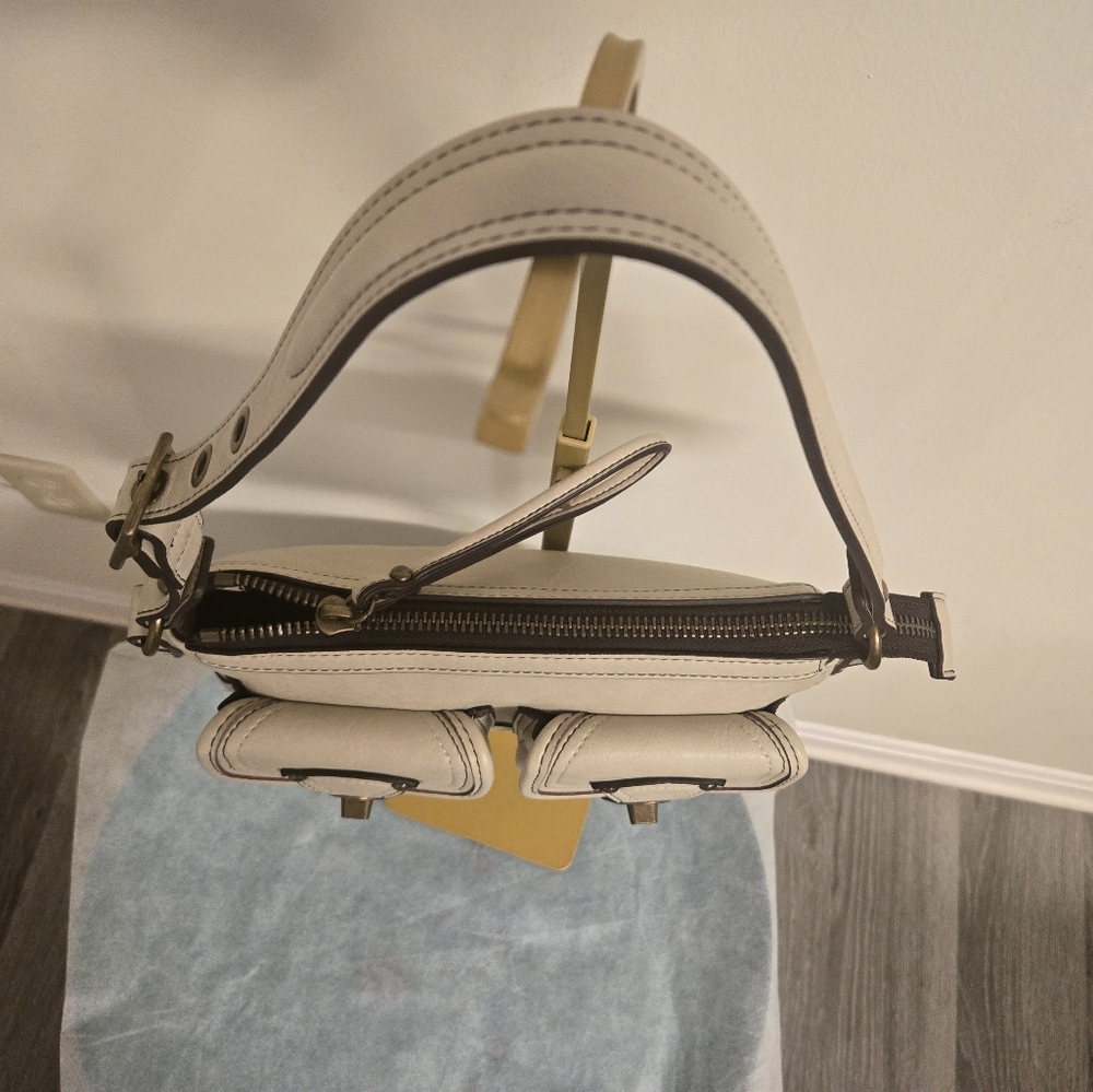 Elegant White Vegan Leather Shoulder Bag Brand is BILLIE VEROMCA - Picture 2 of 11